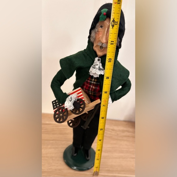 Vintage Byers Choice Caroler 12” Man Traditional Shopper With a Toy Wagon - Picture 2 of 4